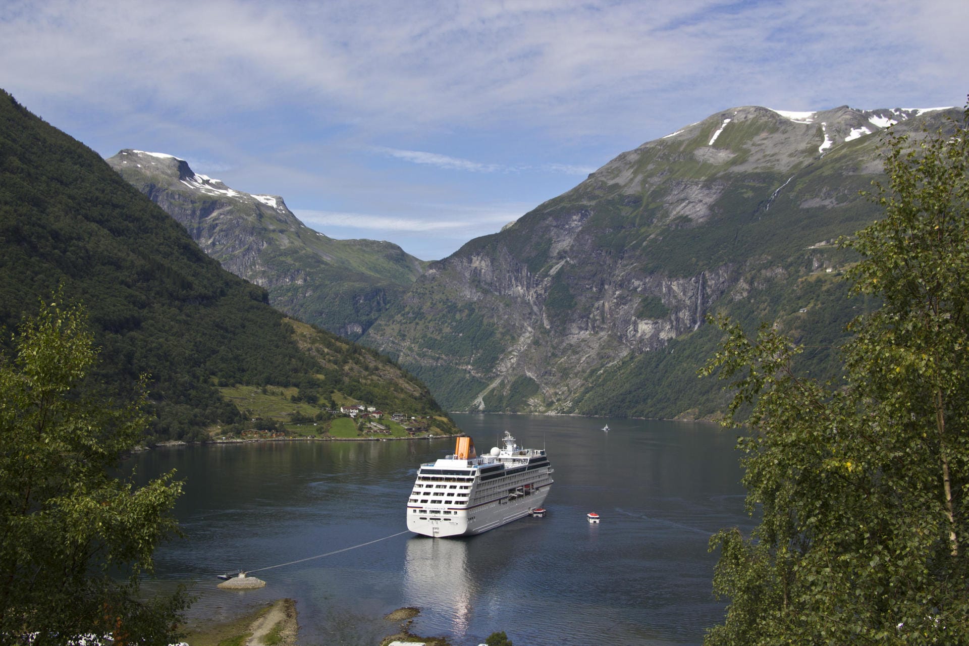 Der Geirangerfjord mit dem beschaulichen Ort Geiranger gehört zum Unesco-Welterbe und ist für Kreuzfahrer der Inbegriff ungezähmter, norwegischer Fjorde. Zusammen mit dem Nærøy-Fjord gilt Geiranger als schönste Fjord-Landschaft der Welt.