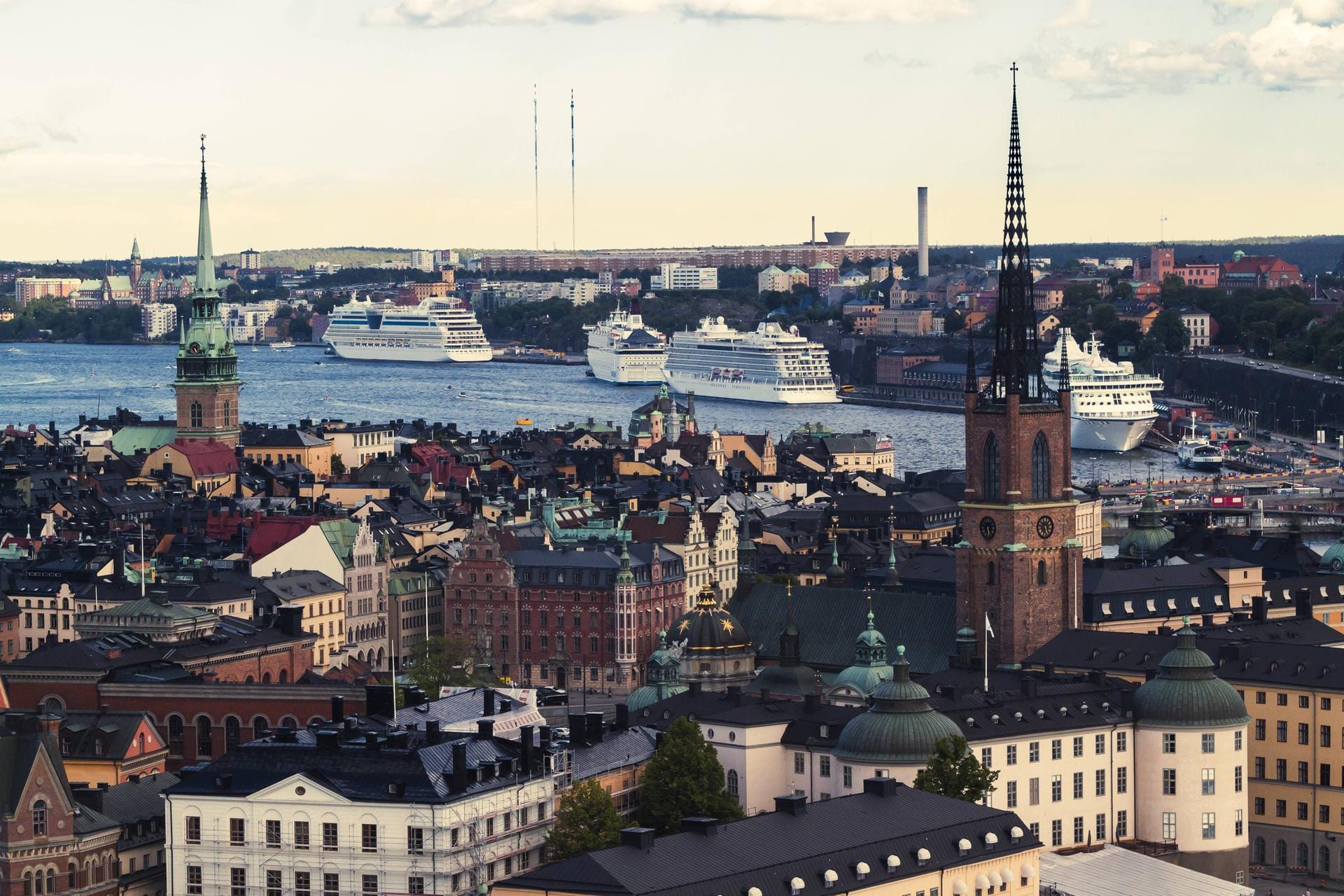 Der Stockholmer Hafen hat auch seinen Reiz. Vor allem allerdings die Anfahrt an den flachen Schären vorbei ist ein Erlebnis.