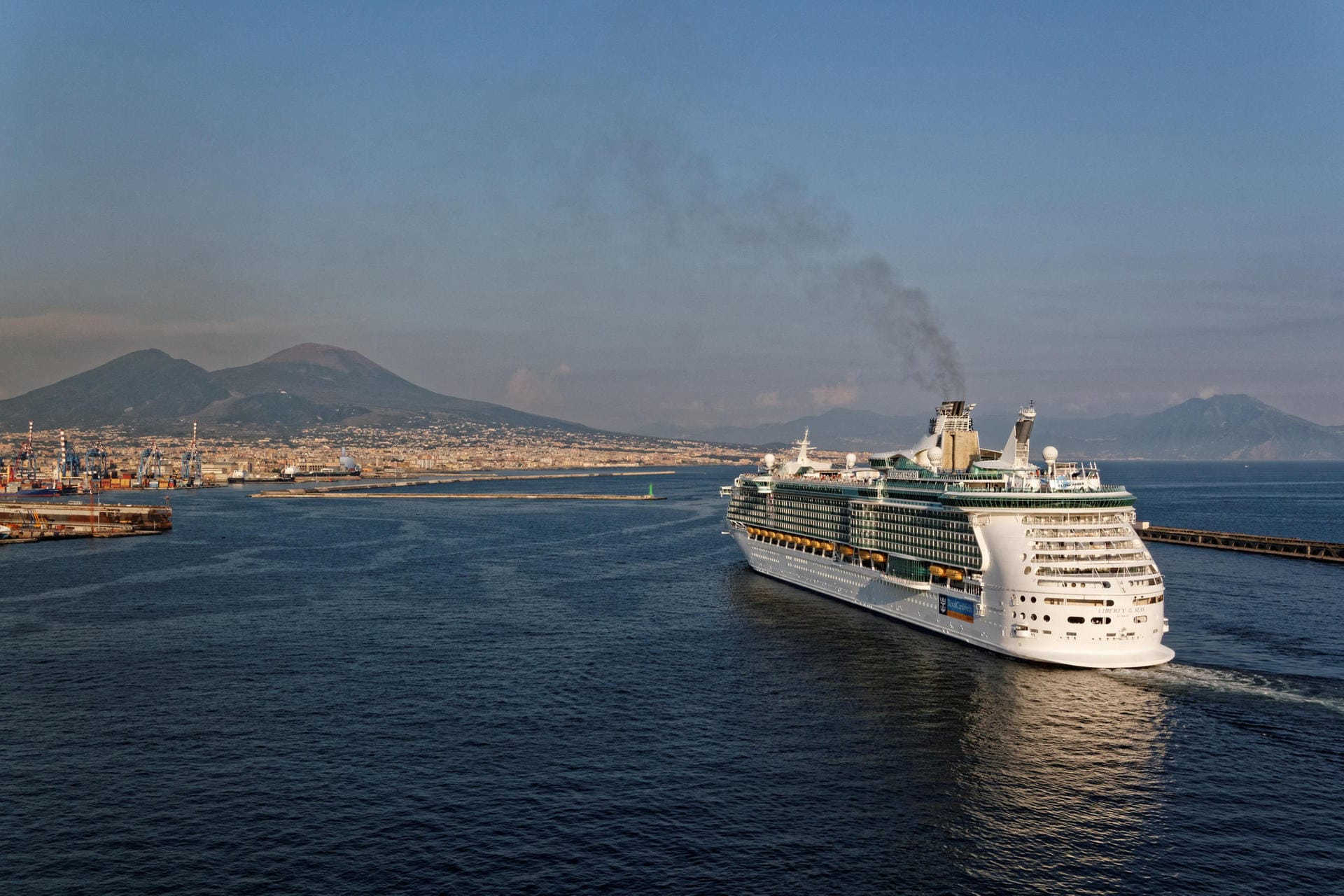 Der Vesuv zieht jeden in seinen Bann, der vor Neapel der Hafeneinfahrt entgegenblickt.