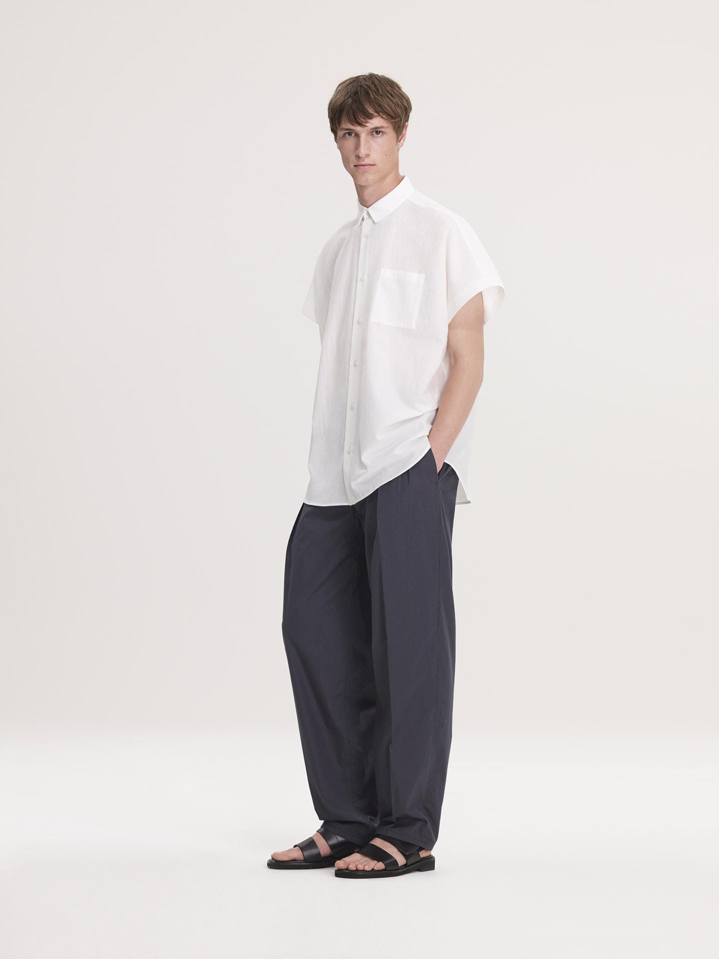 Die Hosen werden im Sommer weit, so wie hier bei COS. Die gehobene Marke aus dem Haus H&M zeigt außerdem Männersandalen (Hemd 59 Euro, Hose 79 Euro, Sandalen 99 Euro).