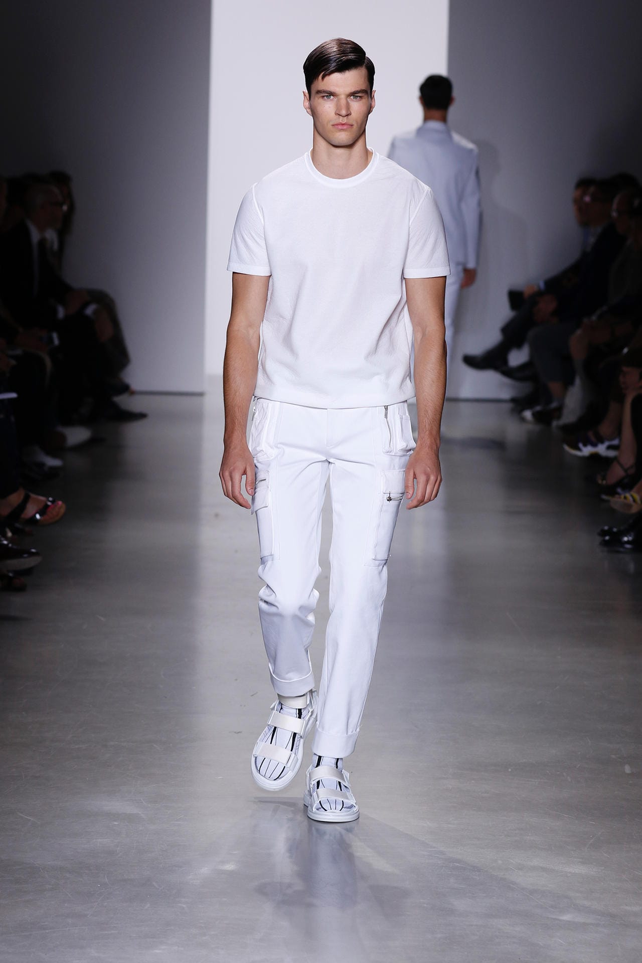 All white geht auch im Sommer 2016 noch - bei Calvin Klein neuerdings mit Sandale, einem weiteren Trend (Sandalen 455 Euro, Socken 600 Euro).
