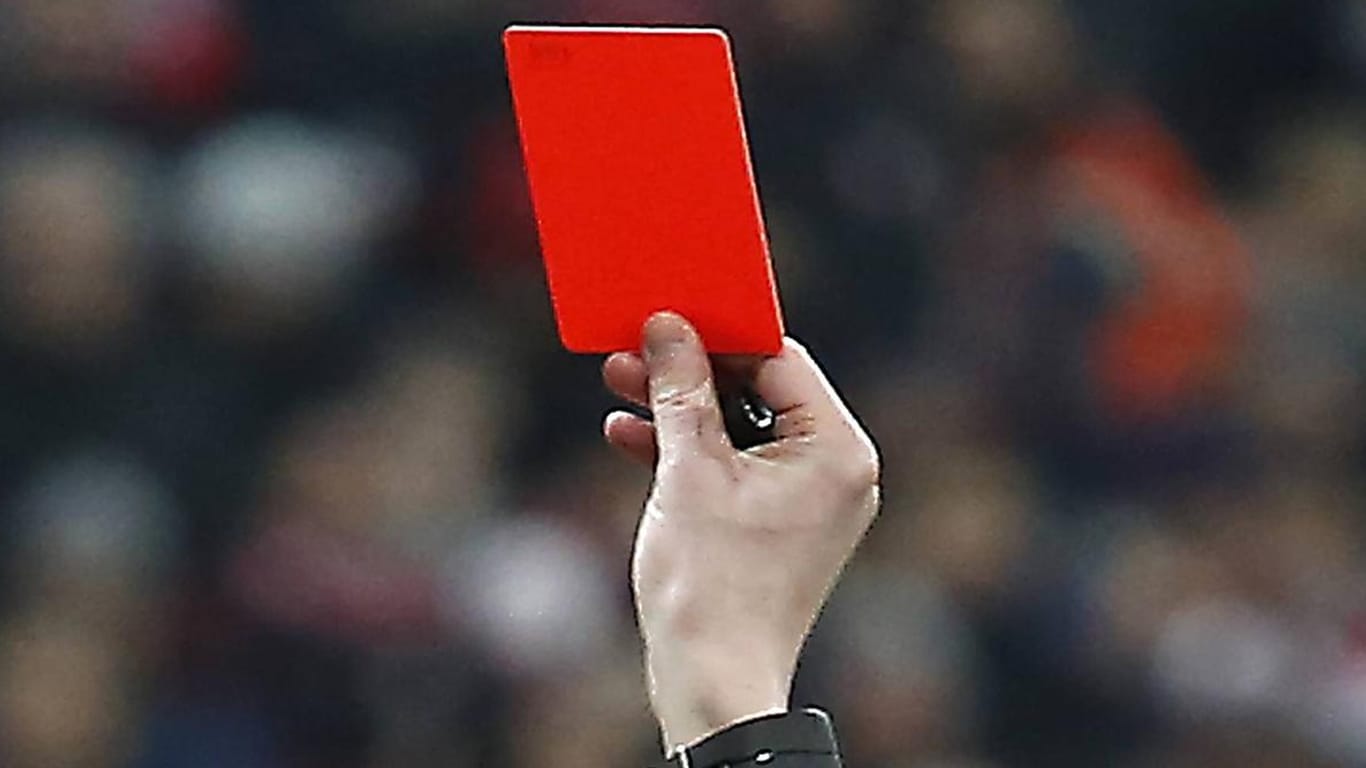 Eine Rote Karte gegen einen Spieler wurde einem Schiedsrichter in Argentinien zum Verhängnis.