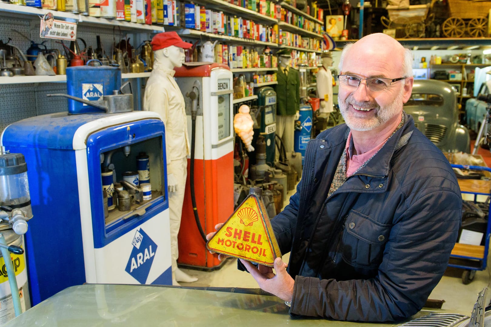 Lothar Fuchs besitzt fast 900 historische Blechkanister.