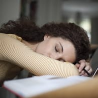 Bei Narkolepsie können sich Betroffene nicht gegen den Schlaf wehren.