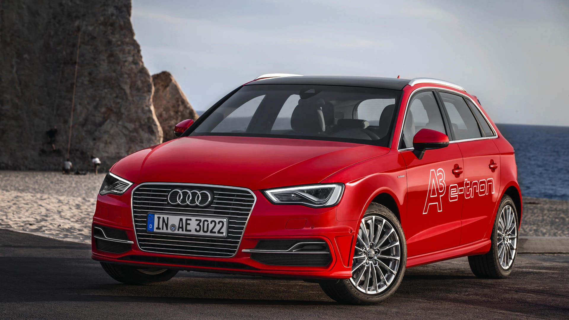 Bis zu 50 Kilometer fährt der Audi A3 e-tron rein elektrisch, mit 102 PS und bis zu 130 km/h schnell. Danach oder wenn der Fahrer das Gaspedal voll durchtritt sowie in anderen Fahrmodi unterstützt der 1,4-Liter-Turbobenziner mit 150 PS.