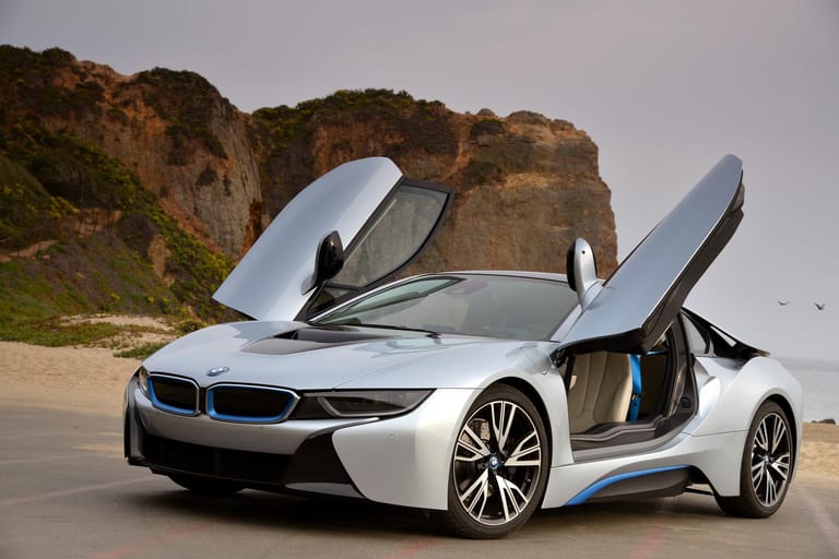 Der futuristisch gestaltete BMW i8 liefert Kennzahlen, die sowohl Sportwagen- als auch Nachhaltigkeits-Fans begeistern dürfte: 362 PS bei dank Karbon-Leichtbau 1485 Kilogramm Gewicht und 2,1 Liter Normverbrauch auf 100 Kilometern.