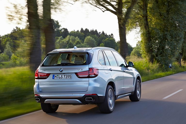 Die Achtgang-Automatik im BMW X5 xDrive 40e verteilt die Systemleistung von 313 PS auf alle vier Räder. In 6,8 Sekunden beschleunigt der Zweitonner aus dem Stand auf 100 km/h. 31 Kilometer kann der X5 rein elektrisch fahren, maximal 120 km/h schnell.