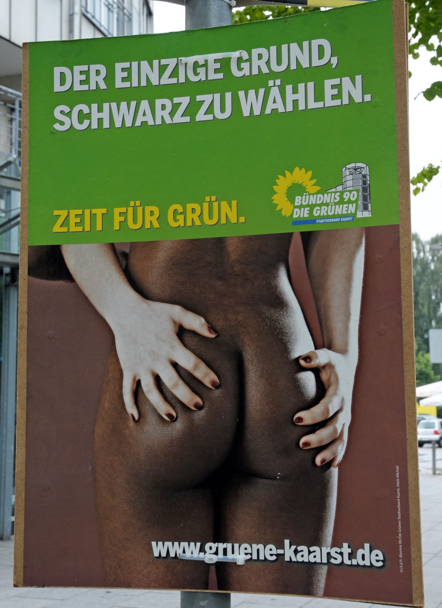 Nicht selten versuchen Parteien, mit ihren Plakaten zu provozieren. Wie dieses Plakat der Grünen aus dem Nordrhein-Westfälischen Kaarst zeigt, gelingt das nicht immer auf politisch korrekte Art und Weise.