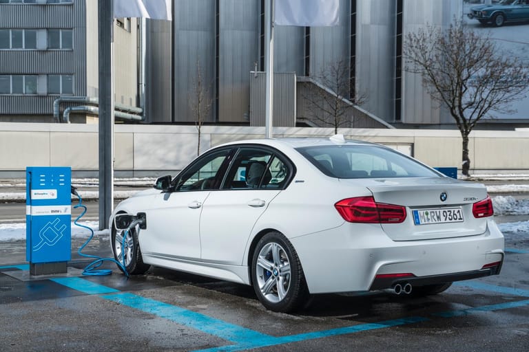 Der BMW 330e beschleunigt in 6,1 Sekunden auf 100 km/h. Weil die Batterie über der Hinterachse integriert ist, bleibt das Kofferraumvolumen unangetastet. Den Durchschnittsverbrauch gibt BMW mit 1,9 Litern pro 100 Kilometern an.