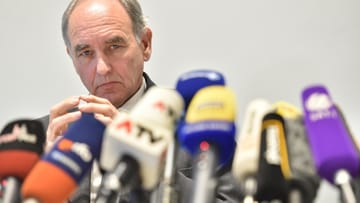 Schweres Zugunglück im bayerischen Bad Aibling: elf Menschen sterben. Bei einer Pressekonferenz eine Woche nach dem Unglück gibt Oberstaatsanwalt Wolfgang Giese menschliches Versagen als Unfallursache an.