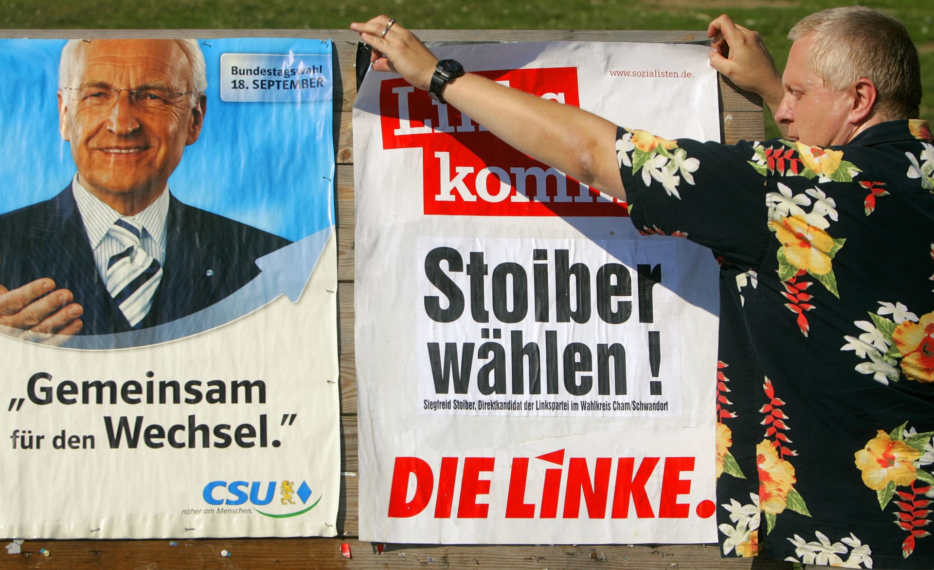 Das ist nur auf den ersten Blick eine Verwechslung, denn der Kandidat der bayerischen Linken aus dem Wahlkreis Cham/Schwandorf heißt tatsächlich Siegfried Stoiber und hängt hier neben Edmund Stoiber von der CSU. Ob das taktisch klug ist, das so zu plakatieren, ist fraglich.