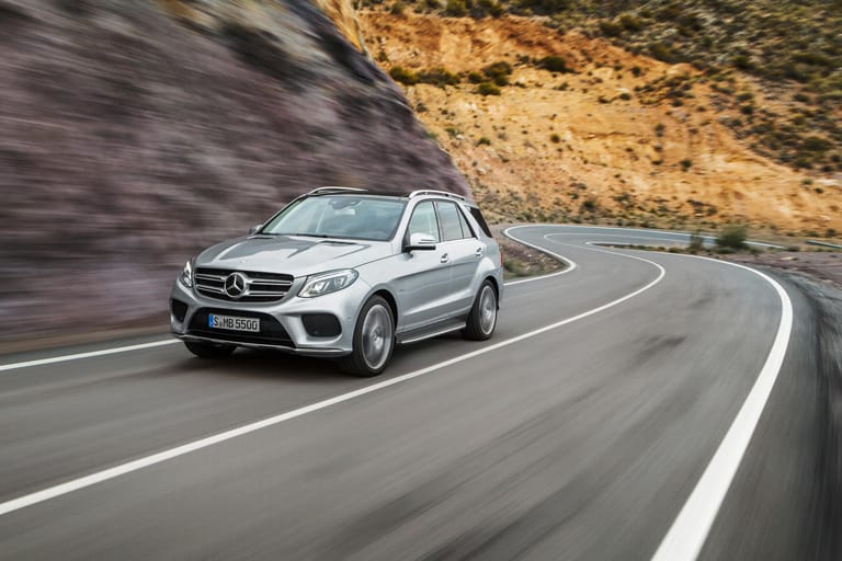 In 5,3 Sekunden beschleunigt der Plug-in-Hybrid Mercedes GLE auf 100 km/h, bis zu 245 km/h wird der 2,5-Tonner maximal schnell. Der kombinierte Verbrauch liegt bei 3,3 Litern auf 100 Kilometern.