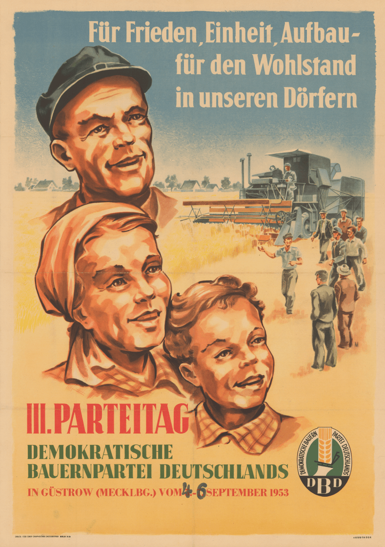 Dieses Plakat in der DDR warb 1953 für die Demokratische Bauernpartei Deutschland. Leitmotiv war "Frieden, Einheit, Aufbau - für den Wohlstand in unseren Dörfern". Bei diesen Plakaten wurden die lokalen Veranstaltungen, für die sie warben, von Hand eingetragen.