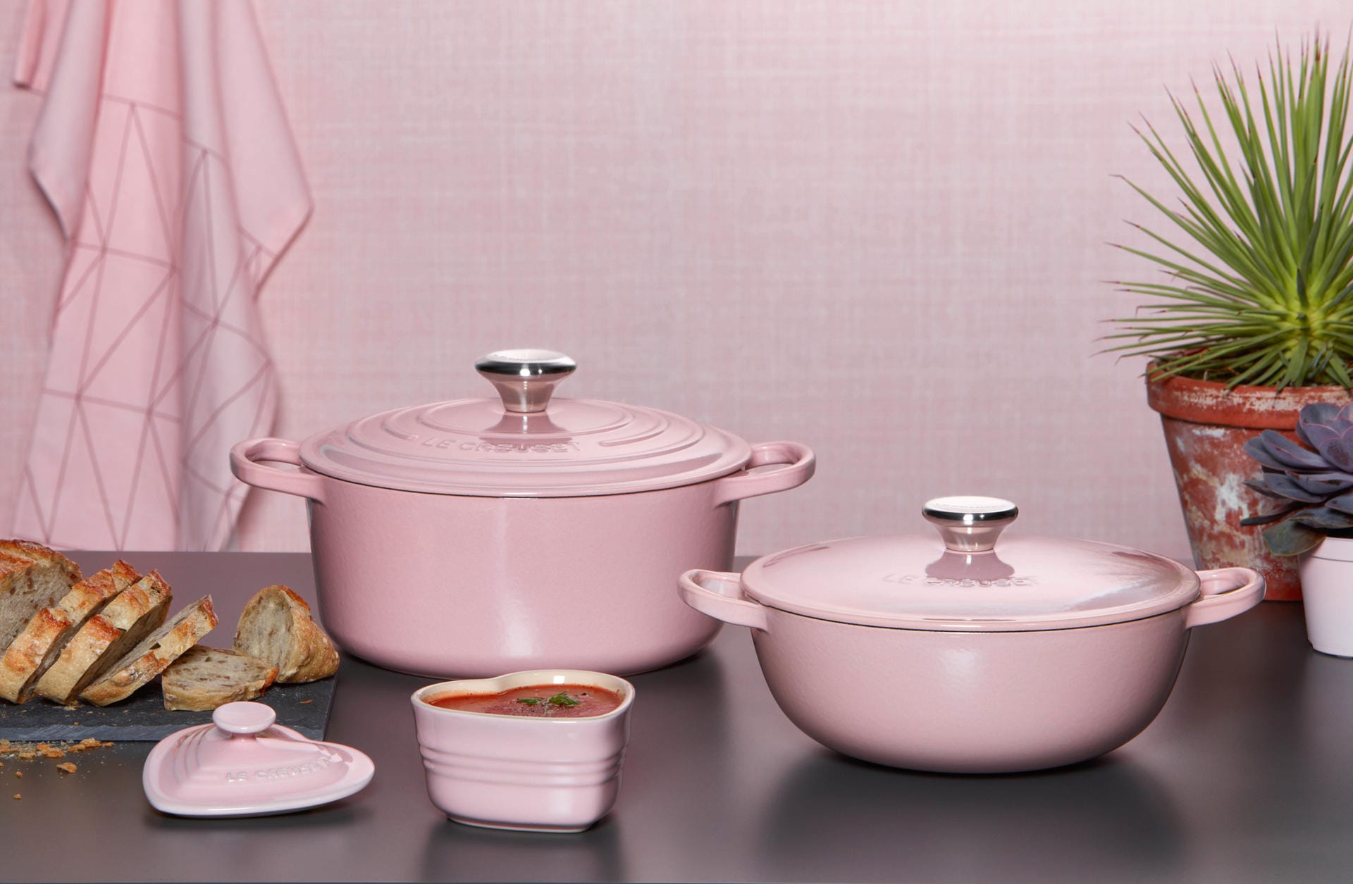 Le Creuset bringt nun einige ihrer Töpfe und Kochutensilien im Ton Chiffon Pink heraus.