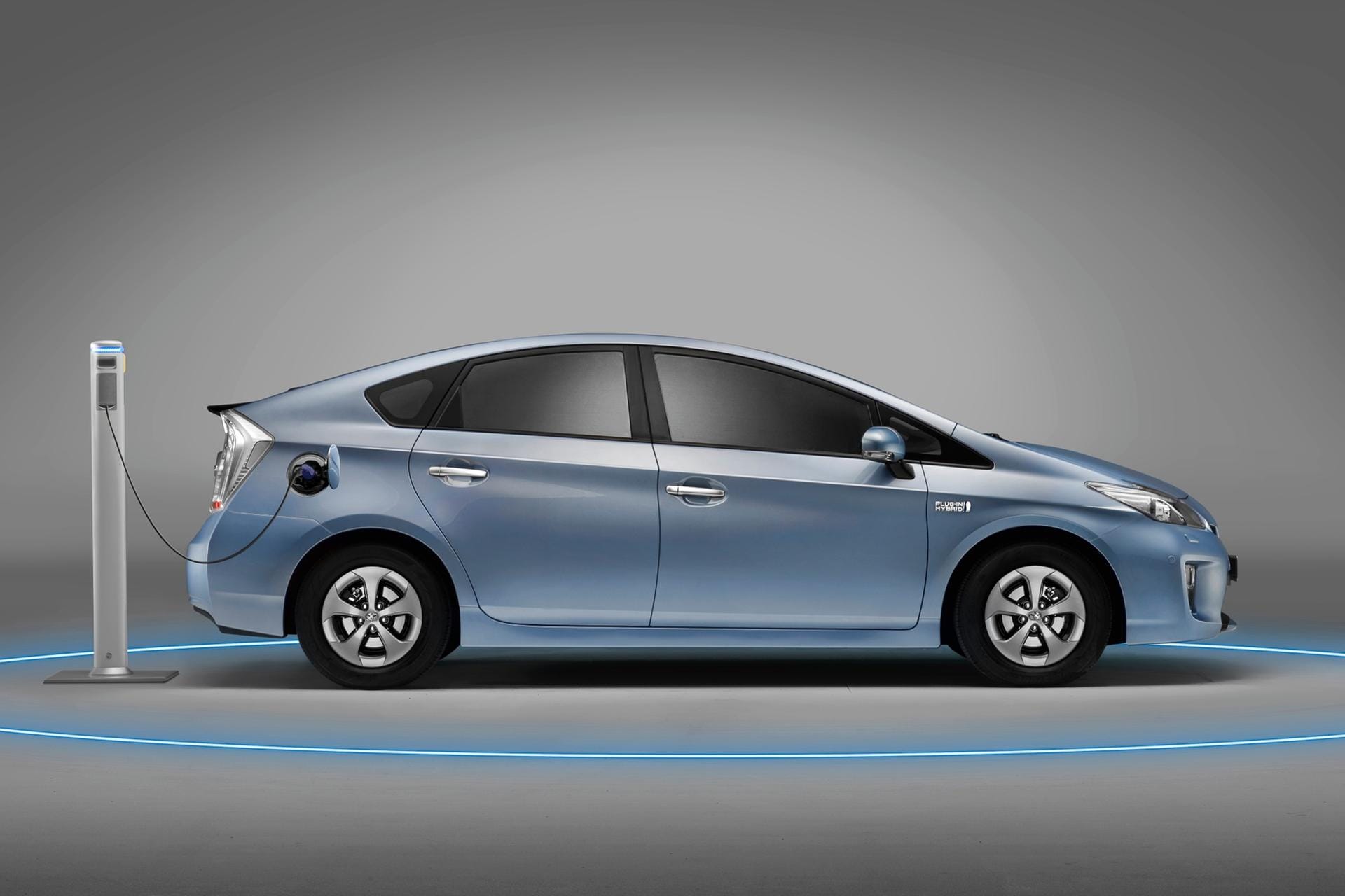 Toyota Prius Plug-in-Hybrid: Ist die Batterie leer, lässt er sich wie ein normales Hybridauto weiter fahren, dann verbraucht er 3,7 Liter auf 100 Kilometer. Der Verbrennungsmotor hat eine Leistung von 99 PS.