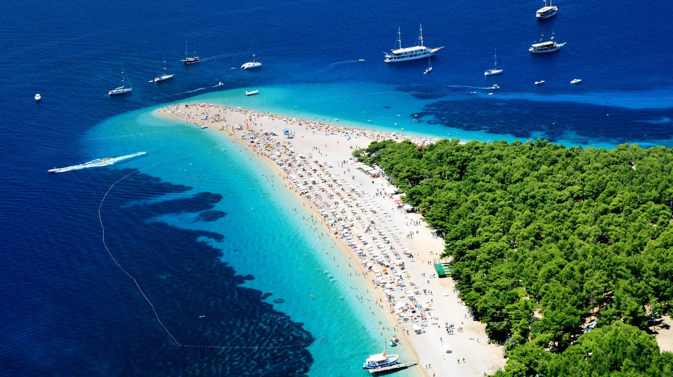 Auf der Insel Brac befindet sich der wohl bekannteste Strand Kroatiens: "Zlatni rat" (dt. Goldenes Horn)