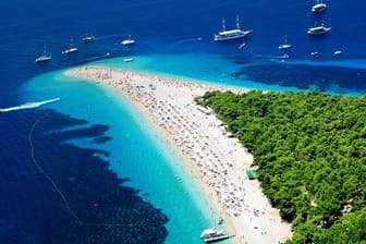 Auf der Insel Brac befindet sich der wohl bekannteste Strand Kroatiens: "Zlatni rat" (dt. Goldenes Horn)