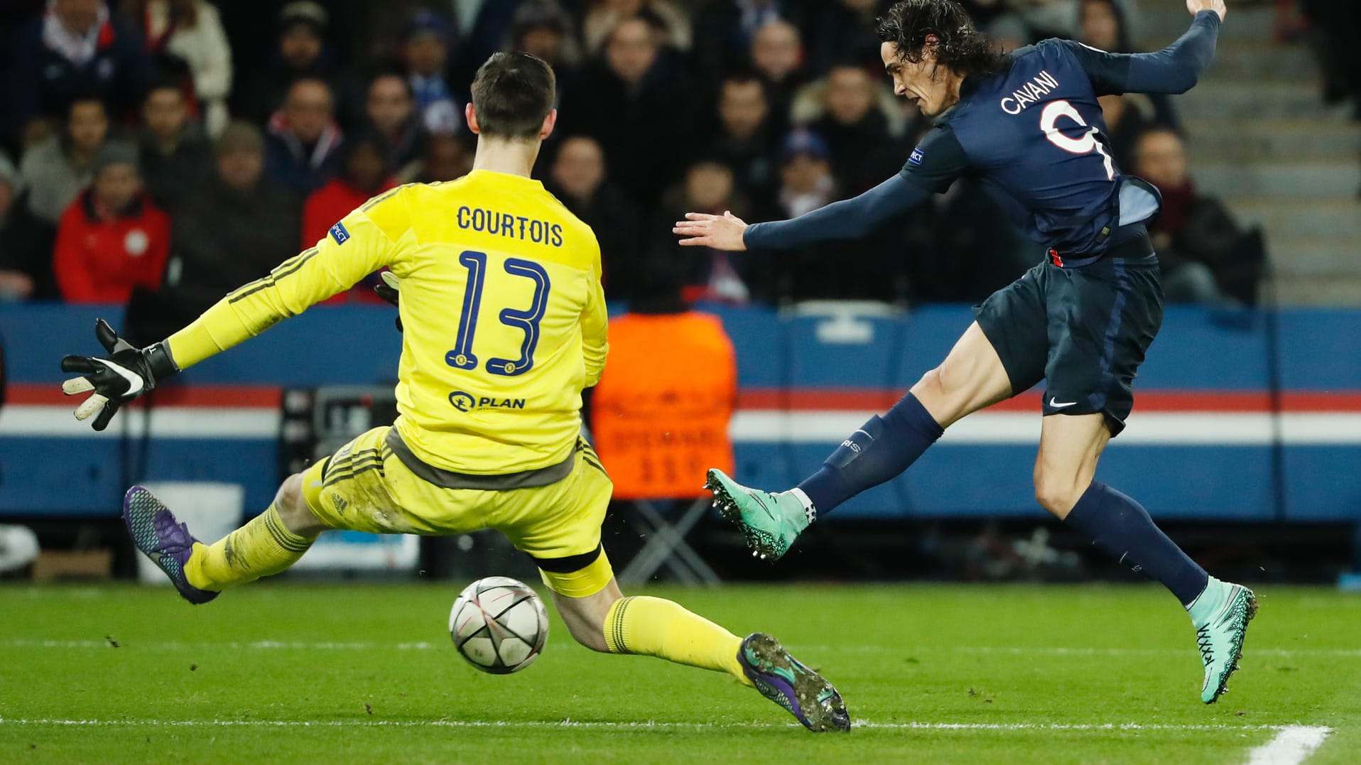 Edinson Cavani erzielt kurz nach seiner Einwechslung das 2:1 für Paris St. Germain. Edinson Cavani erzielt kurz nach seiner Einwechslung das 2:1 für Paris St. Germain.