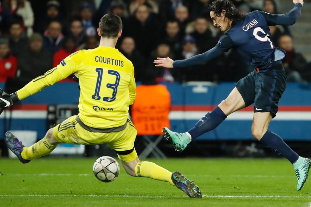 Edinson Cavani erzielt kurz nach seiner Einwechslung das 2:1 für Paris St. Germain.