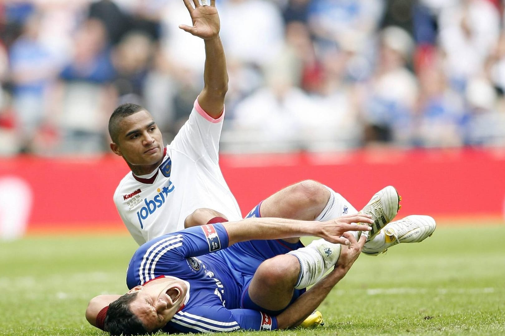 Michael Ballack krümmt sich nach dem Foul von Kevin-Prince Boateng.