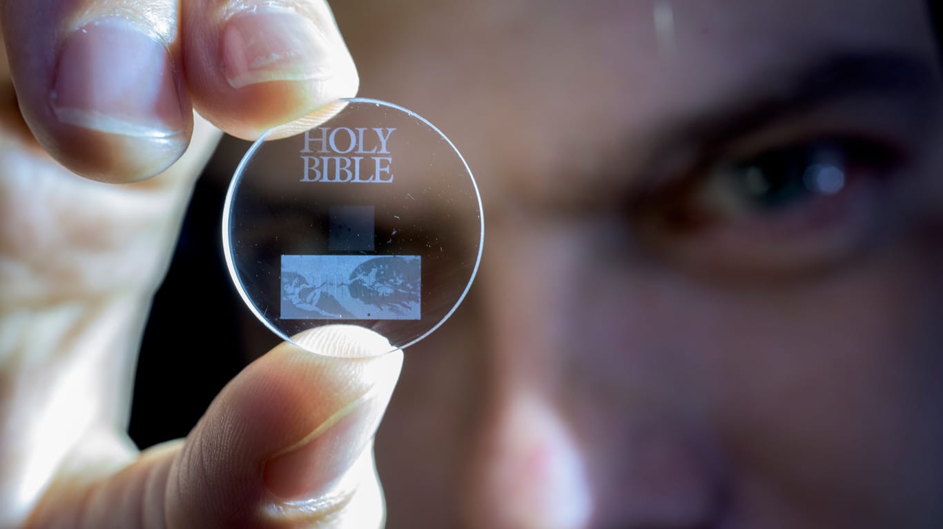 Die Bibel für die Ewigkeit bewahrt: Forscher wollen das perfekte Medium für das digitale Kulturerbe gefunden haben.