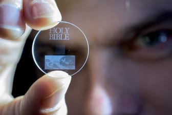 Die Bibel für die Ewigkeit bewahrt: Forscher wollen das perfekte Medium für das digitale Kulturerbe gefunden haben.