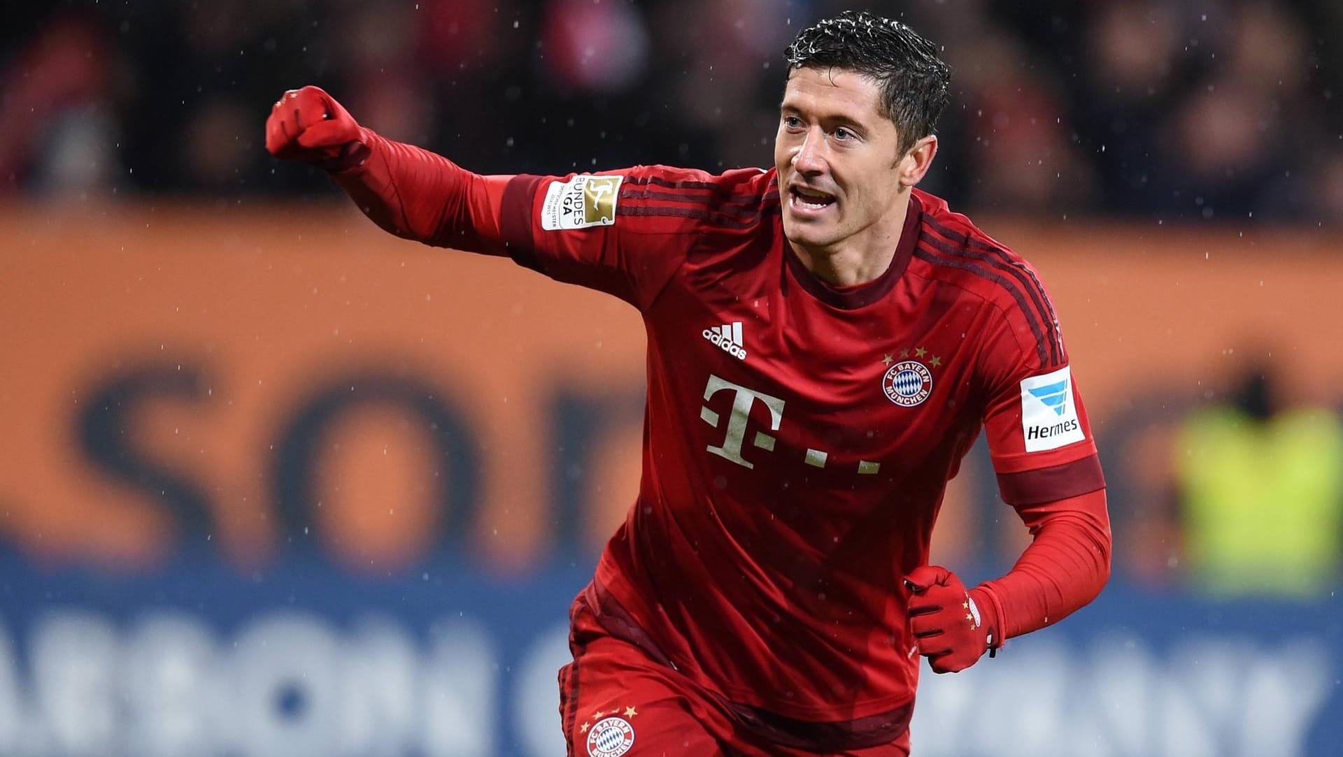 Zukunftsträchtig: Robert Lewandowski kann sich vorstellen, noch viele Jahre im Bayern-Trikot zu jubeln. Zukunftsträchtig: Robert Lewandowski kann sich vorstellen, noch viele Jahre im Bayern-Trikot zu jubeln.