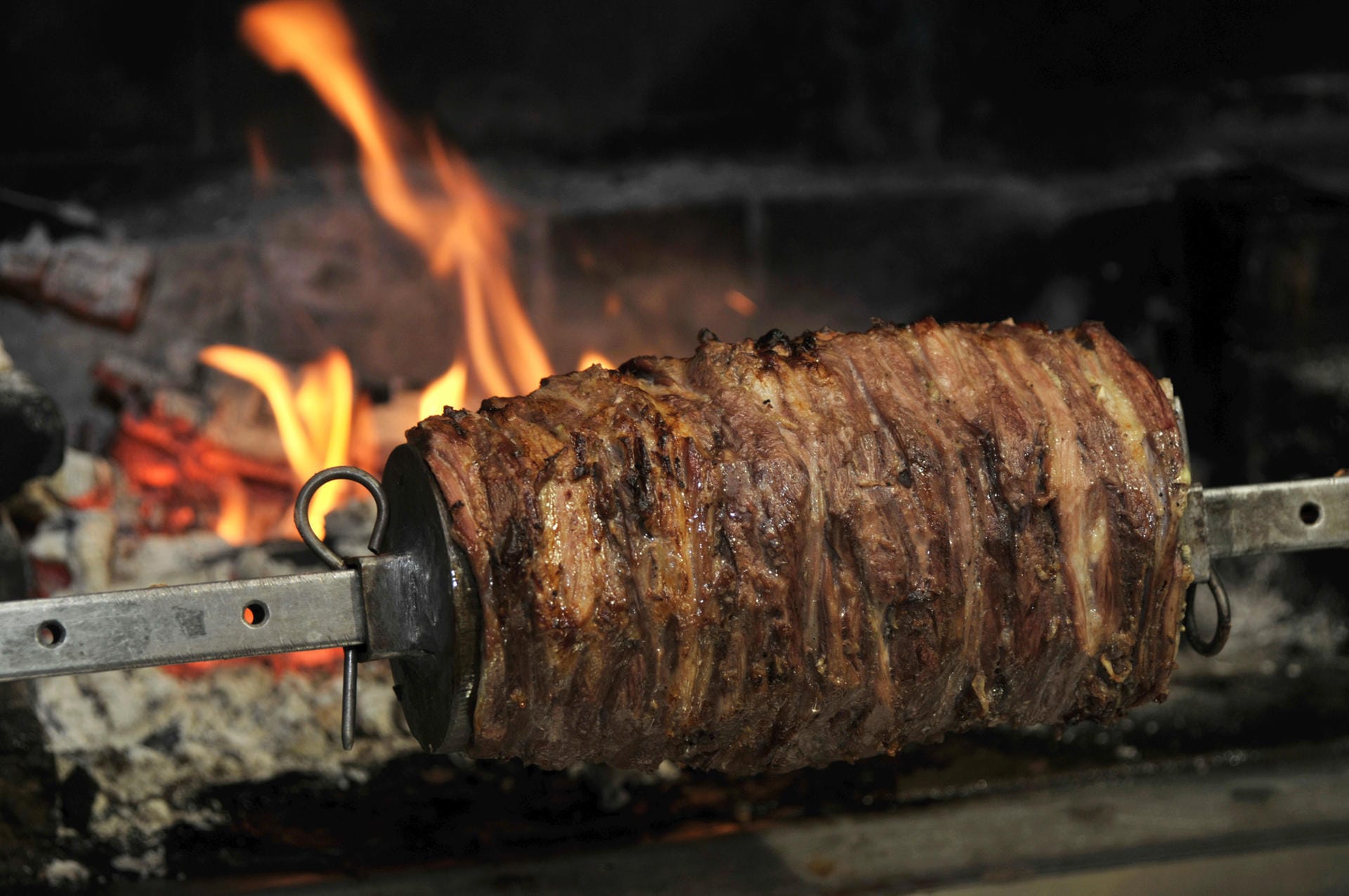 Der Name Döner Kebab leitet sich von Fleisch, das an einem drehenden Spieß gegrillt wird, ab.