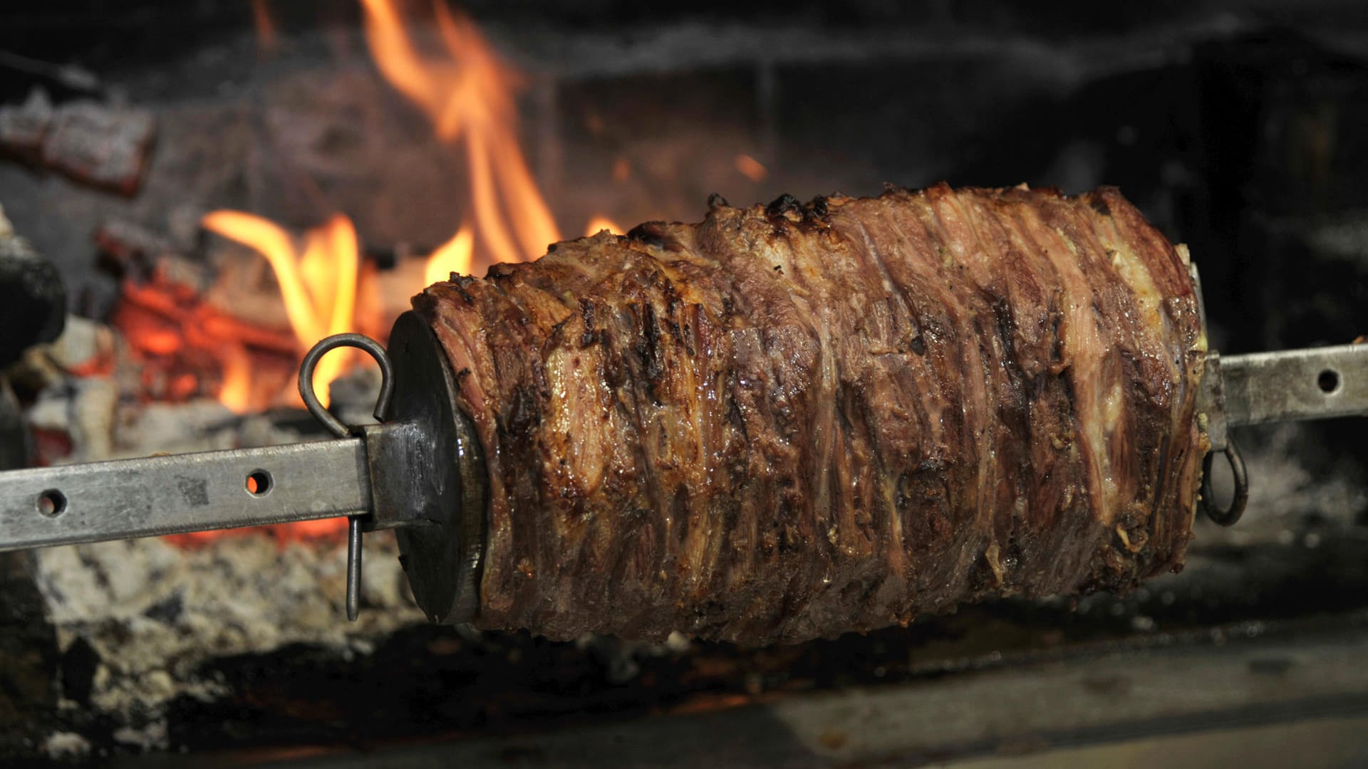 Der Name Döner Kebab leitet sich von Fleisch, das an einem drehenden Spieß gegrillt wird, ab.