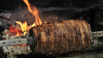 Der Name Döner Kebab leitet sich von Fleisch, das an einem drehenden Spieß gegrillt wird, ab.