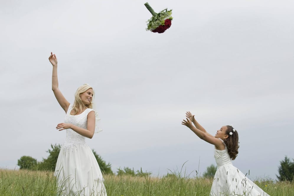 Das Werfen des Brautstraußes ist ein traditioneller Hochzeitsbrauch.