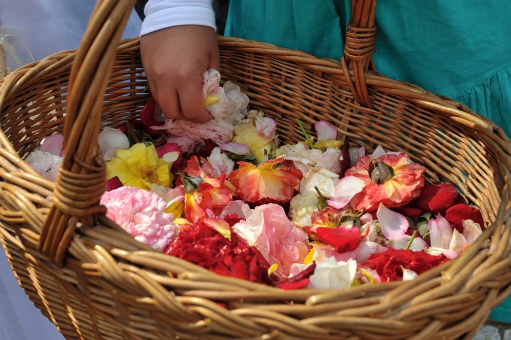 Mit Blütenblättern sorgen Blumenkinder nach der Hochzeit für Romantik.