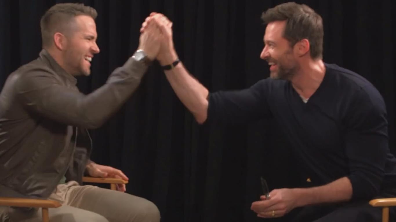 Danke für das Interview: Die Hollywoodstars Ryan Reynolds (l.) und Hugh Jackman nach dem humorvollen Gespräch.