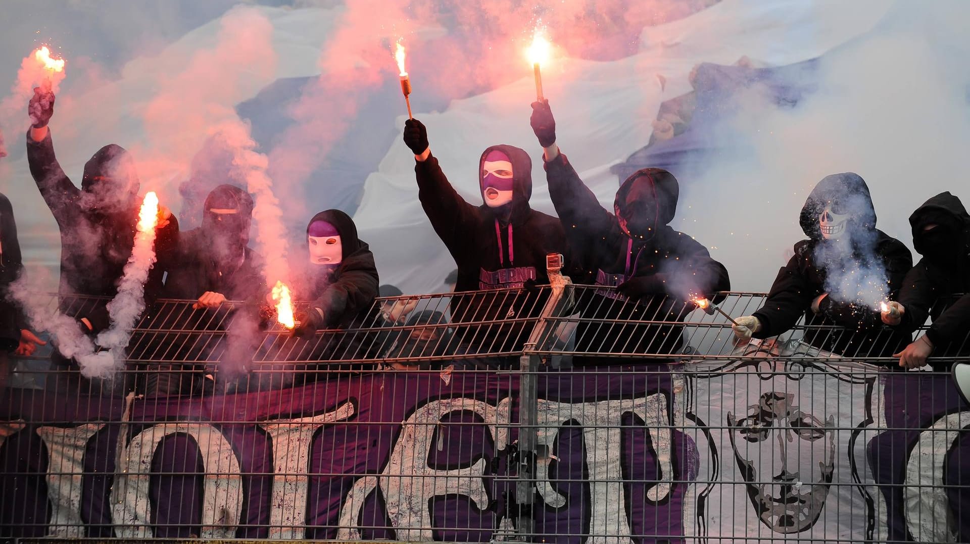 Münster, 1. März 2014: Ultras des VfL Osnabrueck zünden Bengalos.