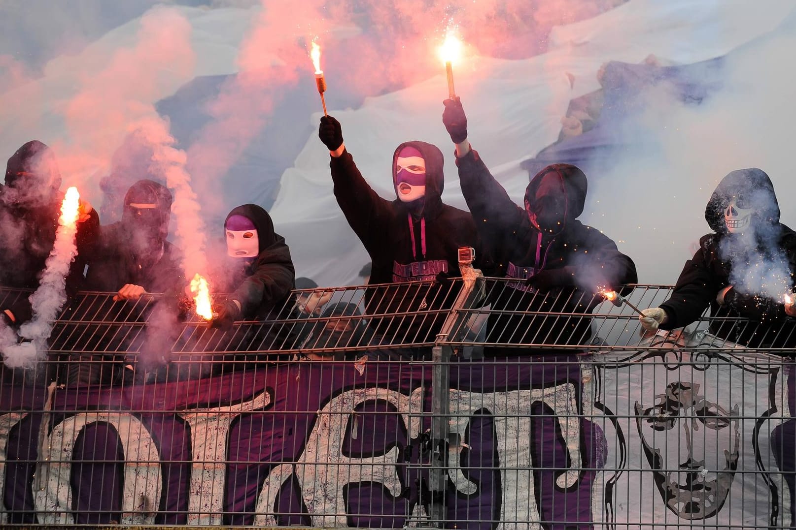 Münster, 1. März 2014: Ultras des VfL Osnabrueck zünden Bengalos.