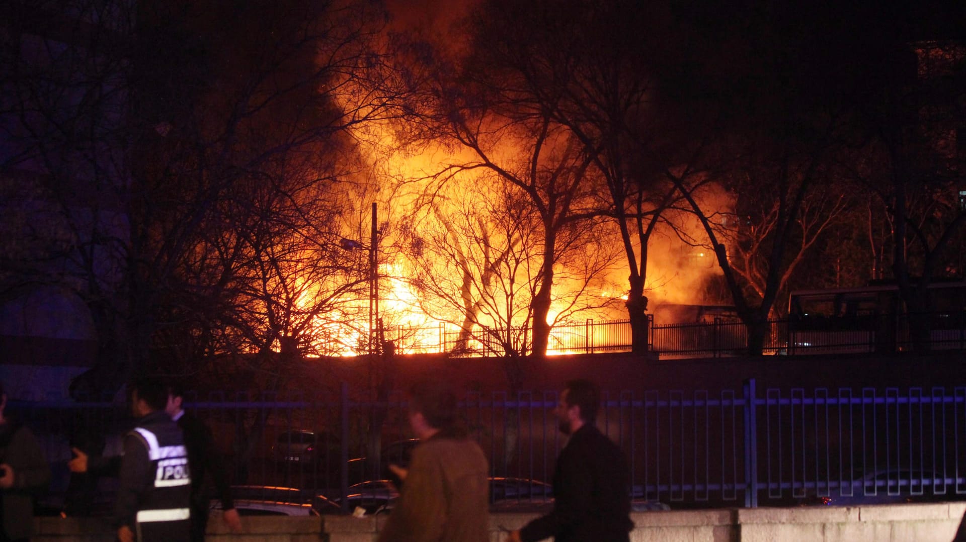 Meterweit in den Nachthimmel von Ankara loderten die Flammen nach der Explosion.