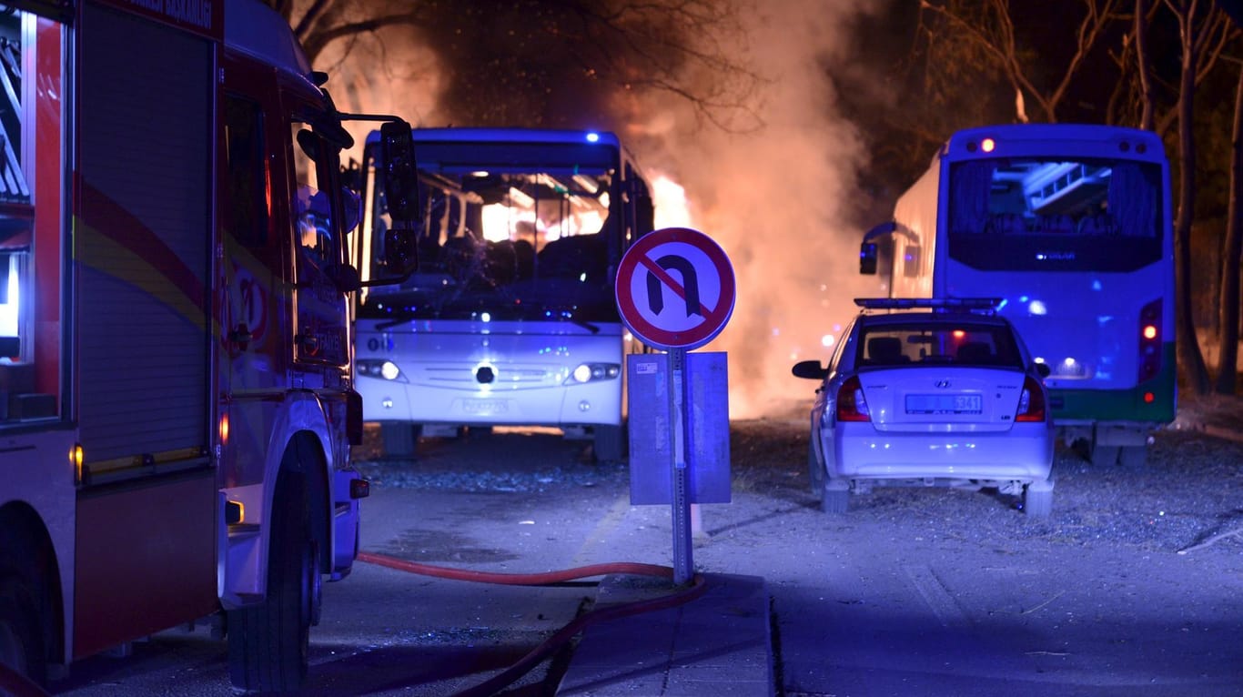 Ein Militärkonvoi mit Bussen war offenbar Ziel des Anschlags in Ankara.