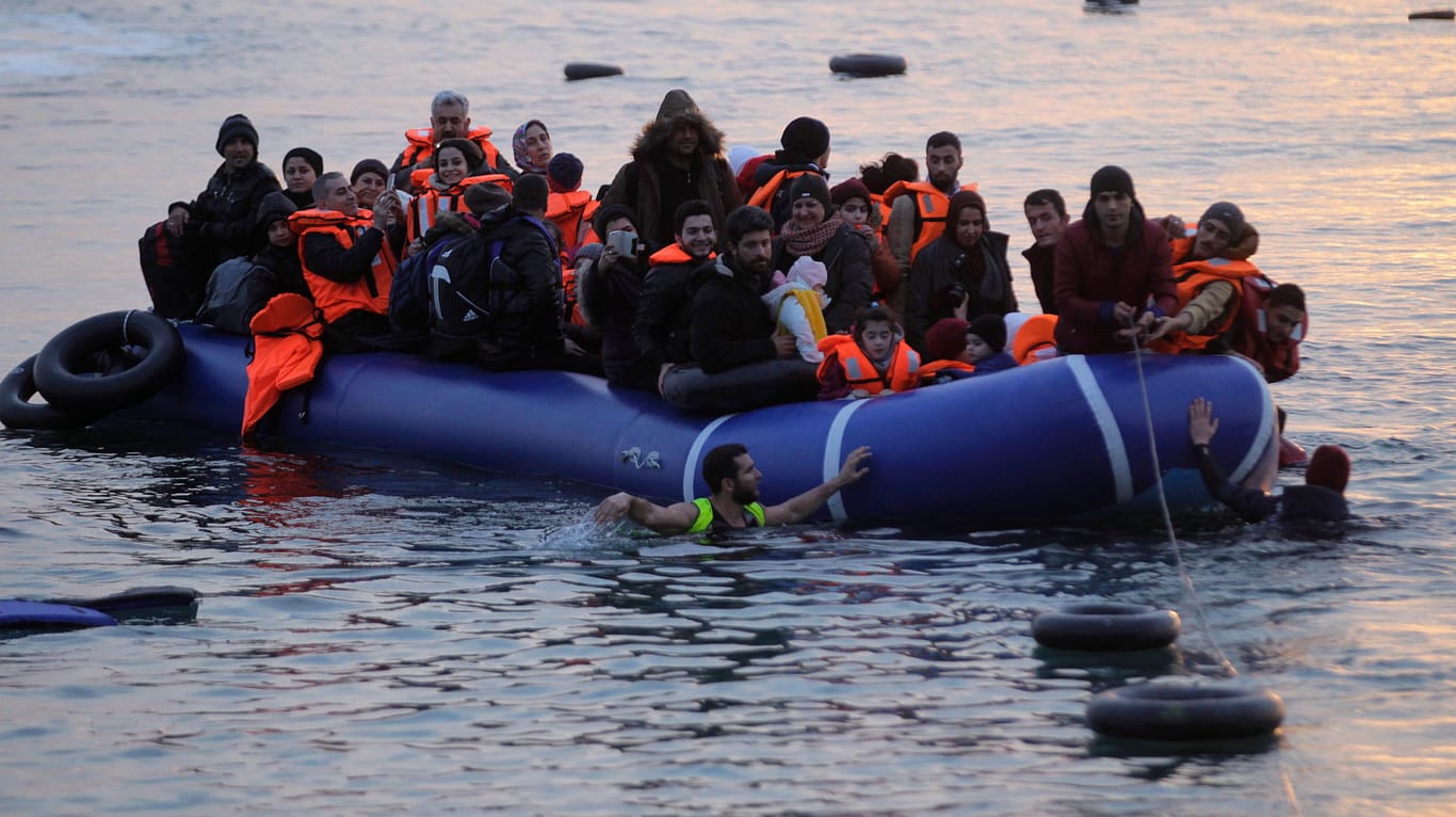 Flüchtlinge auf dem Weg von der Türkei nach Griechenland: Nach dem Willen der Visegard-Staaten soll die Türkei keine Flüchtlinge mehr Richtung Griechenland lassen, und Athen soll sie nicht weiter Richtung Balkan ziehen lassen.