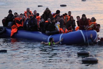 Flüchtlinge auf dem Weg von der Türkei nach Griechenland: Nach dem Willen der Visegard-Staaten soll die Türkei keine Flüchtlinge mehr Richtung Griechenland lassen, und Athen soll sie nicht weiter Richtung Balkan ziehen lassen.