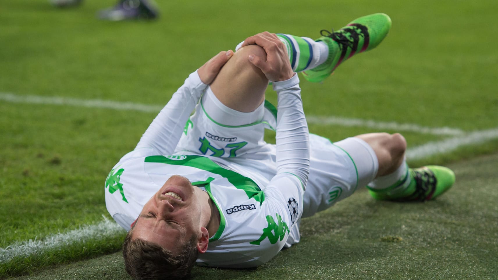 Sebastian Jung hat den Wolfsburger Champions-League-Sieg in Gent teuer bezahlen müssen. Sebastian Jung hat den Wolfsburger Champions-League-Sieg in Gent teuer bezahlen müssen.