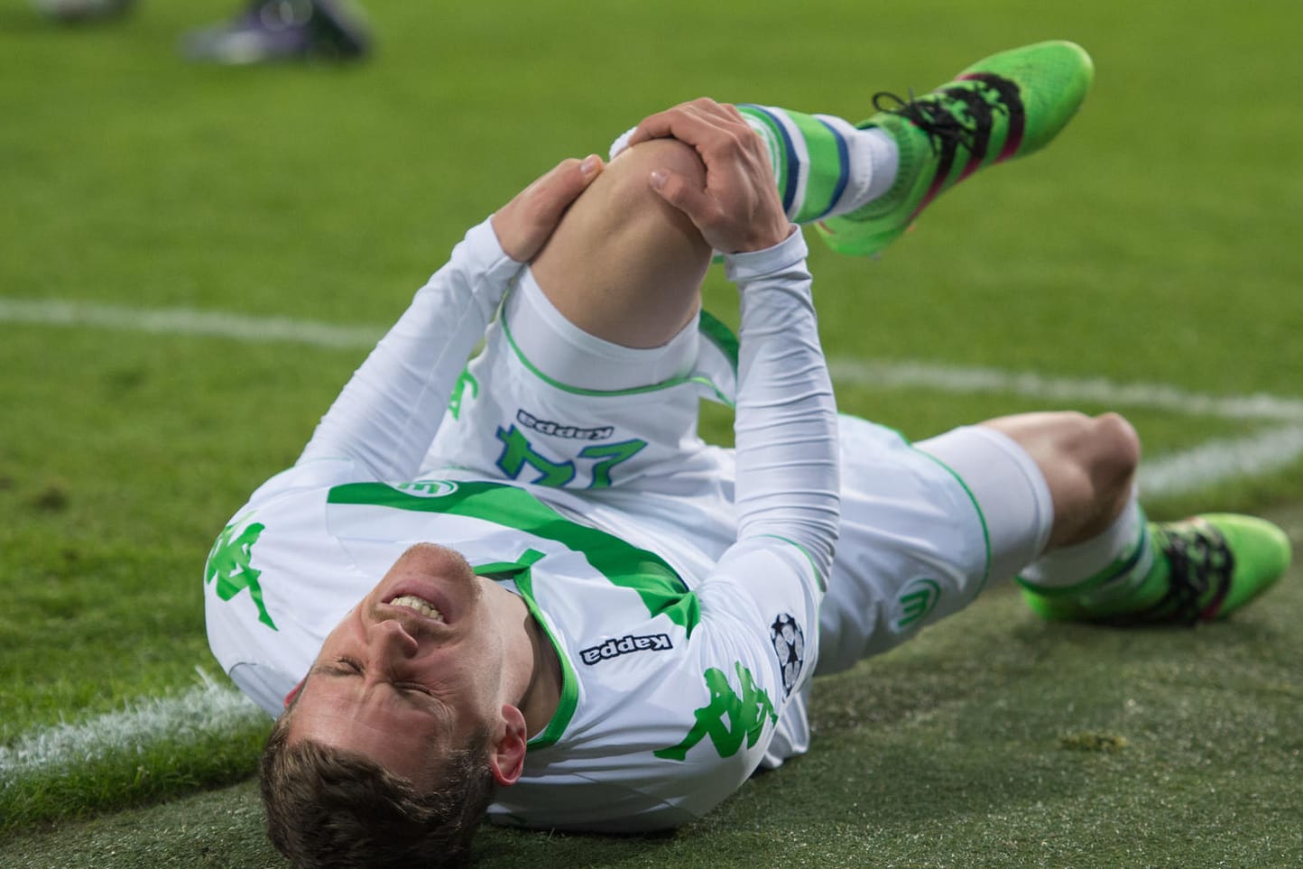 Sebastian Jung hat den Wolfsburger Champions-League-Sieg in Gent teuer bezahlen müssen.