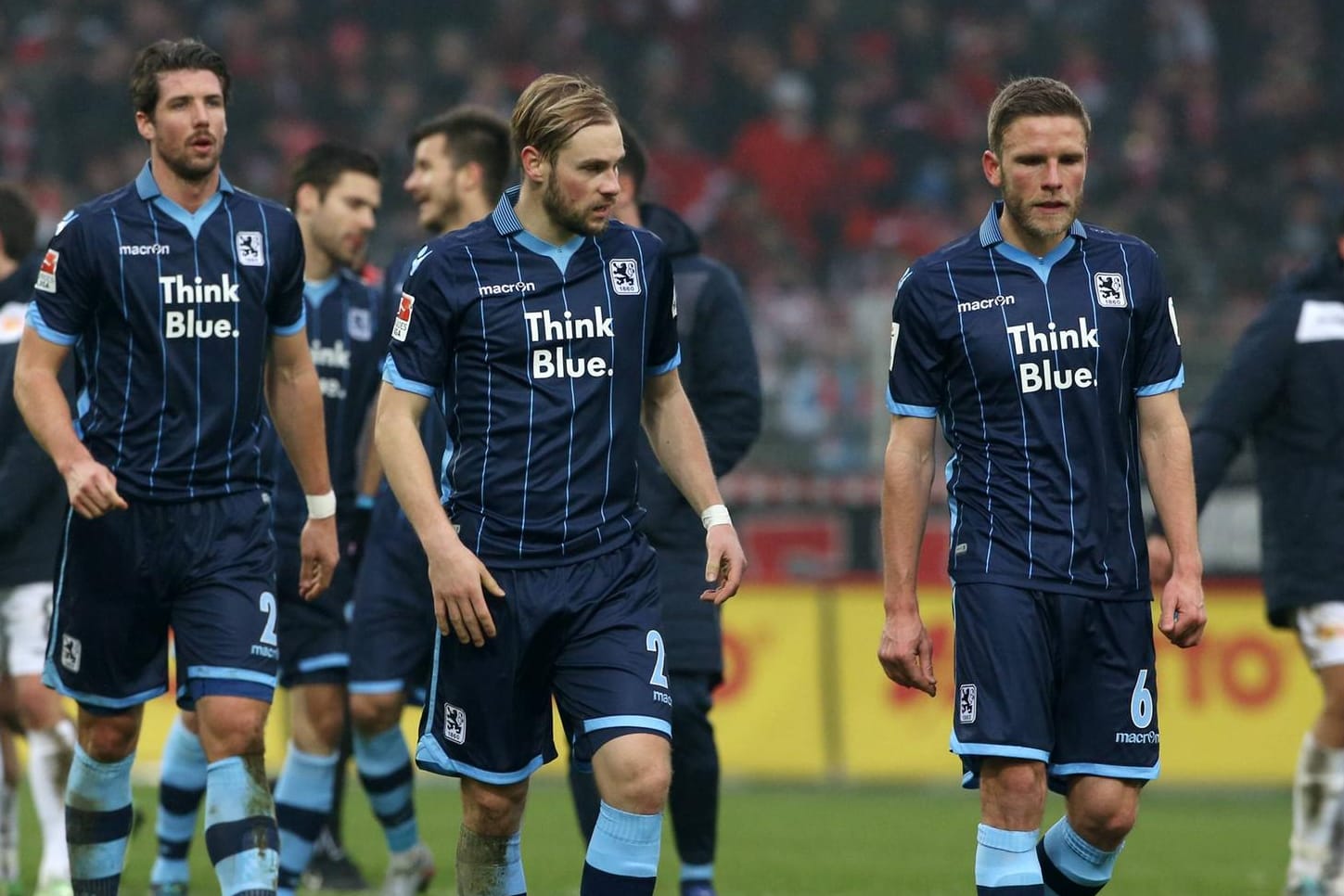 Wie geprügelte Hunde trotten die Löwen-Spieler nach dem 0:3 bei Union Berlin vom Platz.