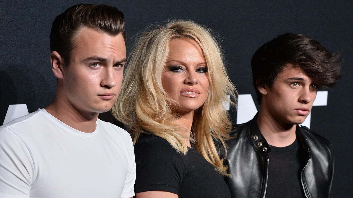 Pamela Anderson und ihre Söhne Brandon (19, links) und Dylan (18) im Februar 2016 bei einer Modenschau in Los Angeles.
