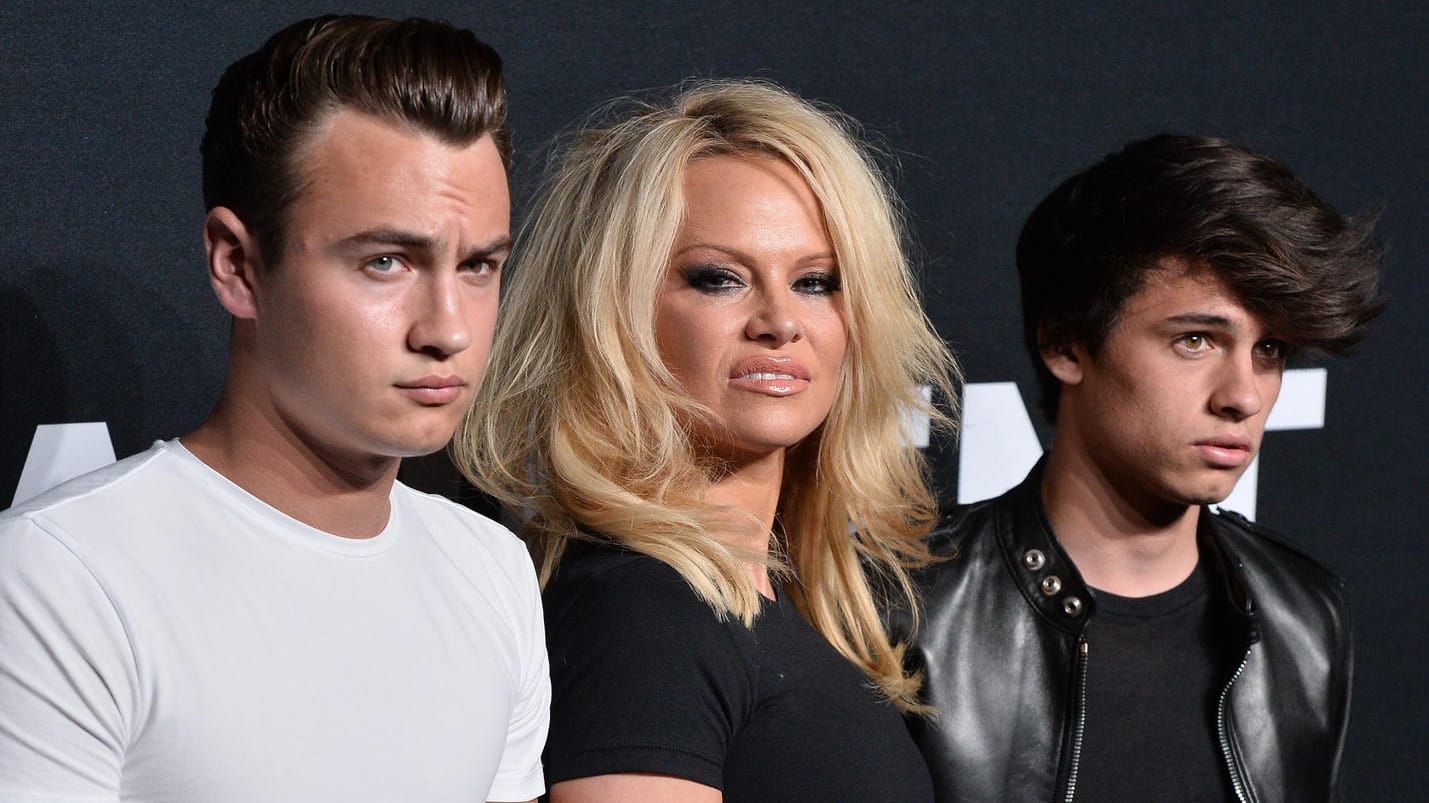 Pamela Anderson und ihre Söhne Brandon (19, links) und Dylan (18) im Februar 2016 bei einer Modenschau in Los Angeles. Pamela Anderson und ihre Söhne Brandon (19, links) und Dylan (18) im Februar 2016 bei einer Modenschau in Los Angeles.