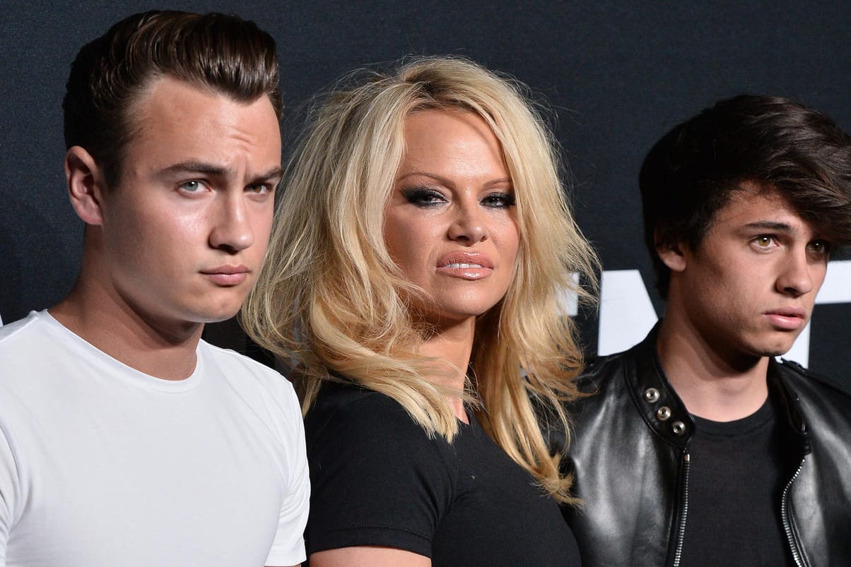 Pamela Anderson und ihre Söhne Brandon (19, links) und Dylan (18) im Februar 2016 bei einer Modenschau in Los Angeles.