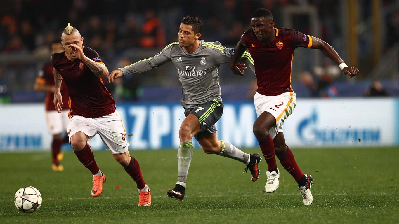 Rom-Verteidiger Antonio Rüdiger (re.) verfolgt Real-Star Cristiano Ronaldo.