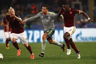 Rom-Verteidiger Antonio Rüdiger (re.) verfolgt Real-Star Cristiano Ronaldo.