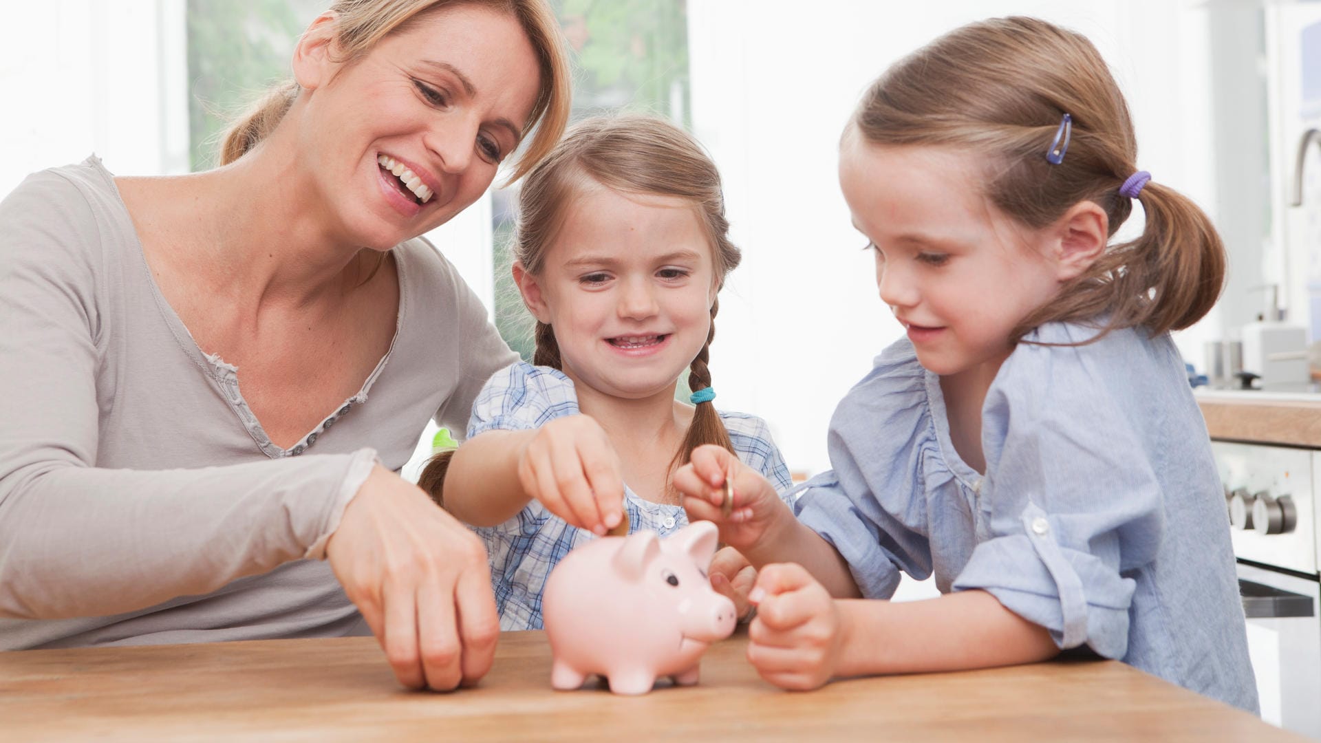 Für die Kinder schon frühzeitig etwas auf die hohe Kante zu legen, ist vernünftig. Führerschein, Studium, eigene Wohnung - all das wird teuer.