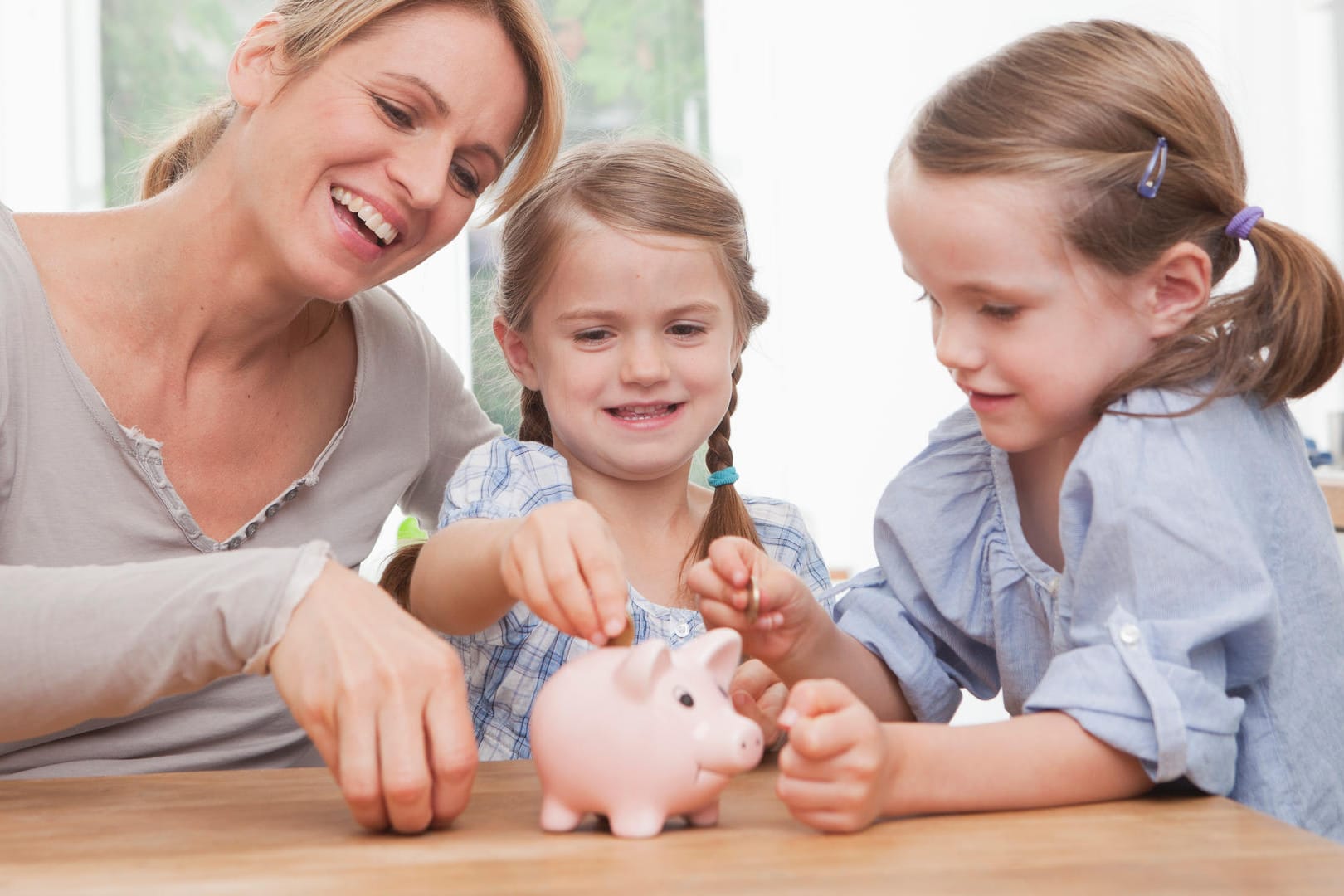 Für die Kinder schon frühzeitig etwas auf die hohe Kante zu legen, ist vernünftig. Führerschein, Studium, eigene Wohnung - all das wird teuer.