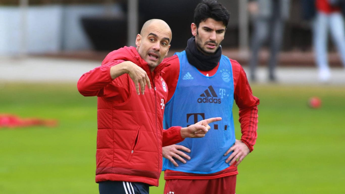 Zuhörerrolle: Serdar Tasci lauscht den Anweisungen von Trainer Pep Guardiola (links).